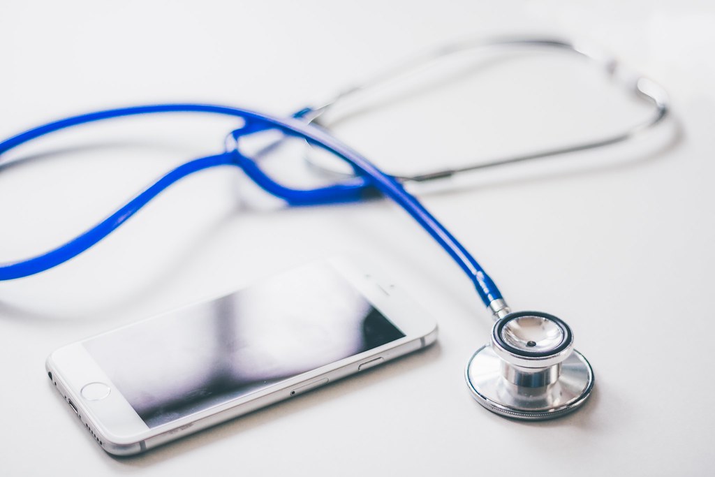 Sztetoszkóp okostelefonon, amely az Excel diagnosztikát jelképezi