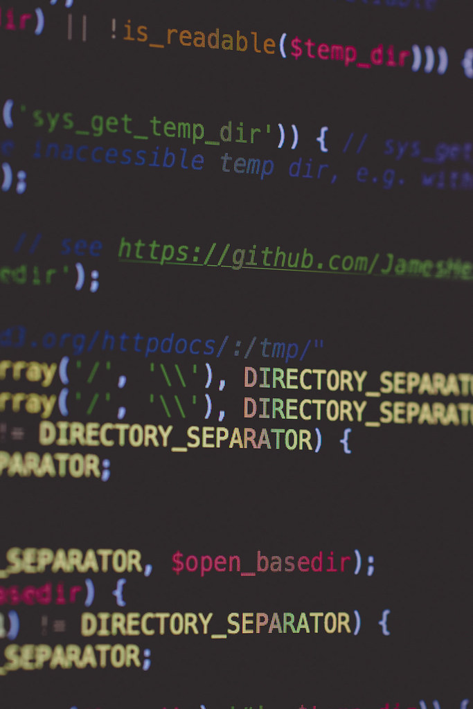 Programkód képernyőn – folyamat digitalizálás szimbóluma
