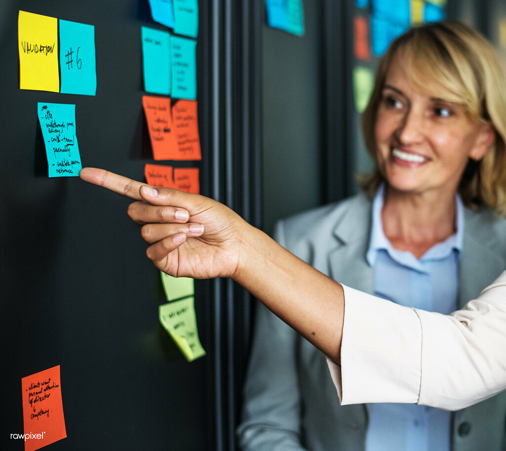 Csapat projektfeladatokat tervez post-it cetlikkel