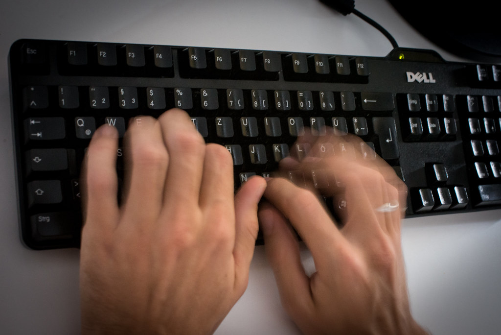 Kézi gépelés billentyűzeten, adatok másolása