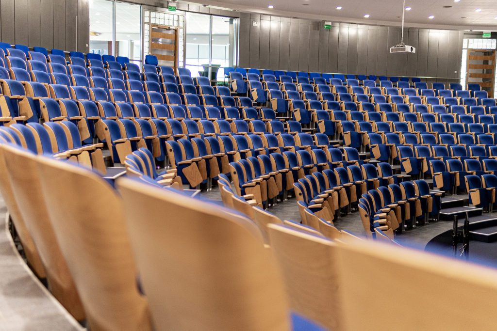 Üres székek sorokban elrendezve – üres sorok eltávolítása Excelben